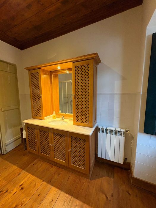 Móvel casa de banho em madeira maciça portas em treliça e tampo pedra