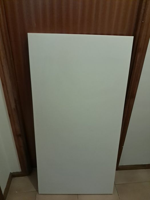 Tampo de mesa ikea branco com os quatros  pés  reguláveis.