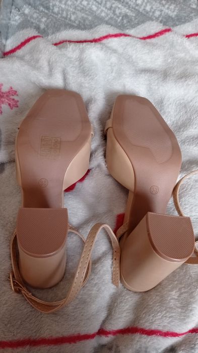Nowe beżowe buty rozmiar 38
