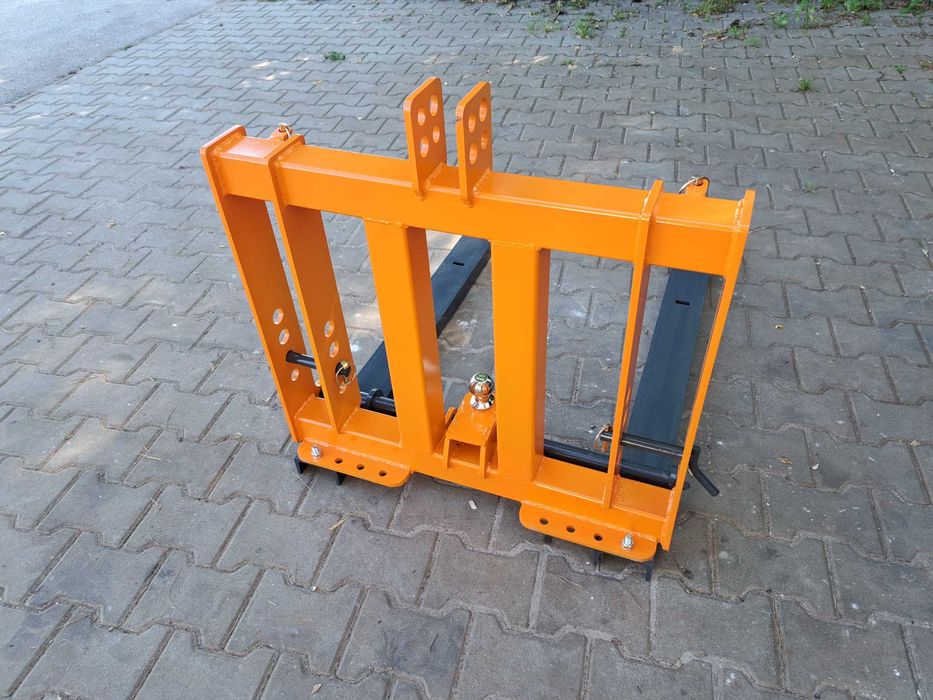 paleciak na tył ciągnika z regulacją szerokości i kulą zaczepową