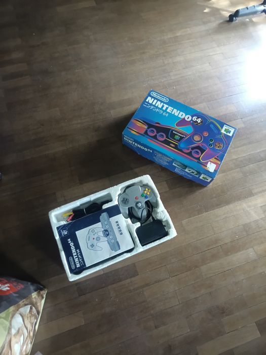 Nintendo 64 japonesa em caixa