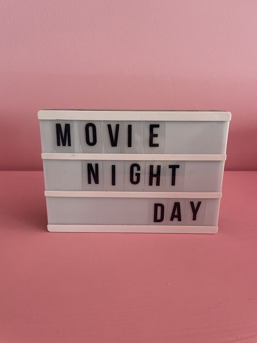 Placa de anuncio de cinema