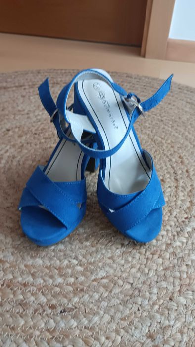 Sandálias azuis, como novas