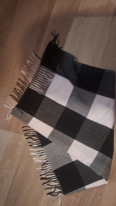 Chusta kwadrat frędzle kratka czarno biała ciepła