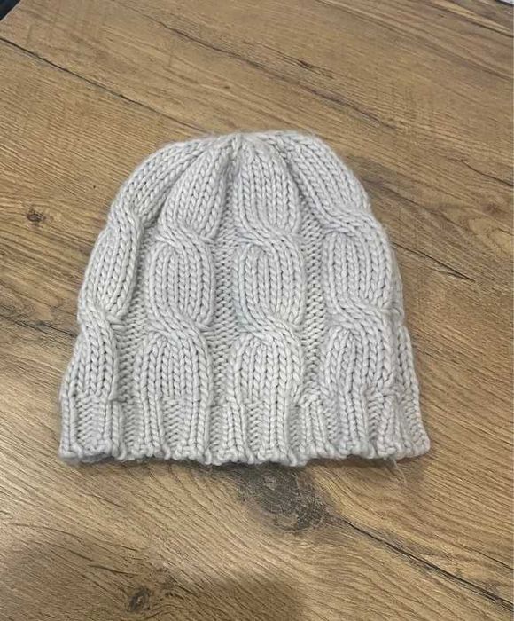 Zimowa czapka damska beżowa wzór warkocz klasyczna H&M