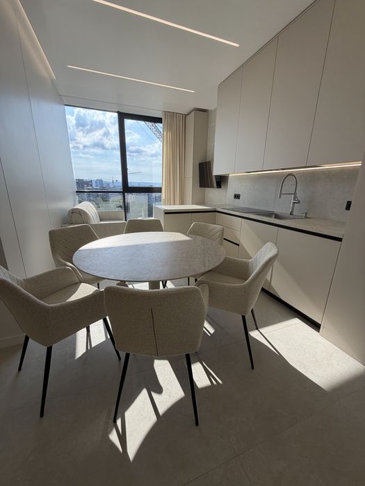 Продається стильна видова 3х кімнатна квартира в ЖК UZH Towers