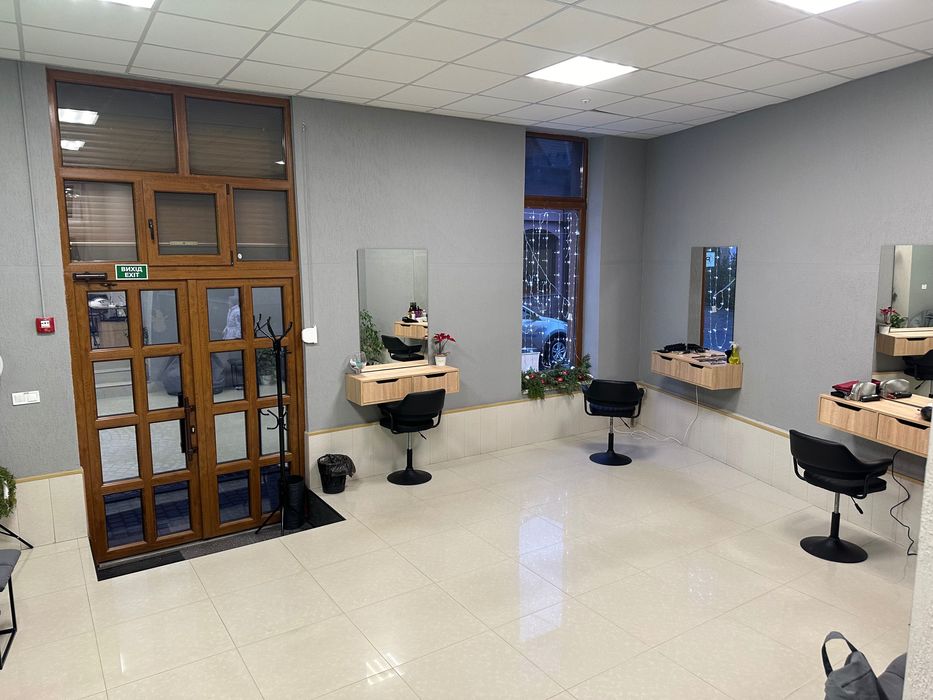 Здається в оренду робоче місце для перукаря і майстра манікюру