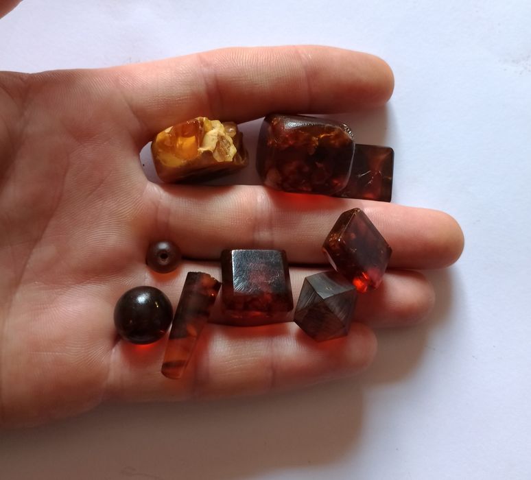 Жменька янтаря плавленного