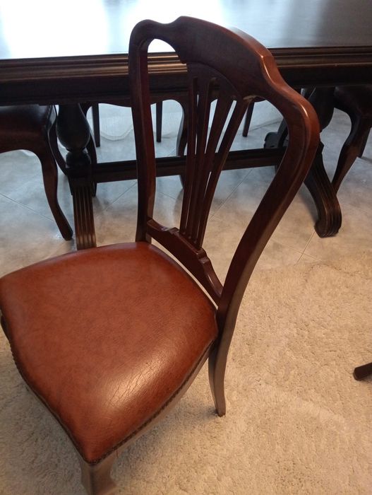 Mesa de jantar de madeira