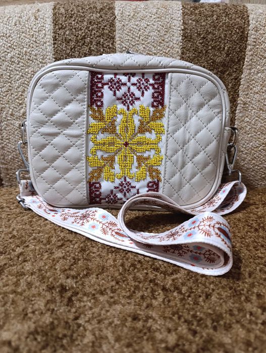 Сумка з натуральної шкіри вишита бісером.