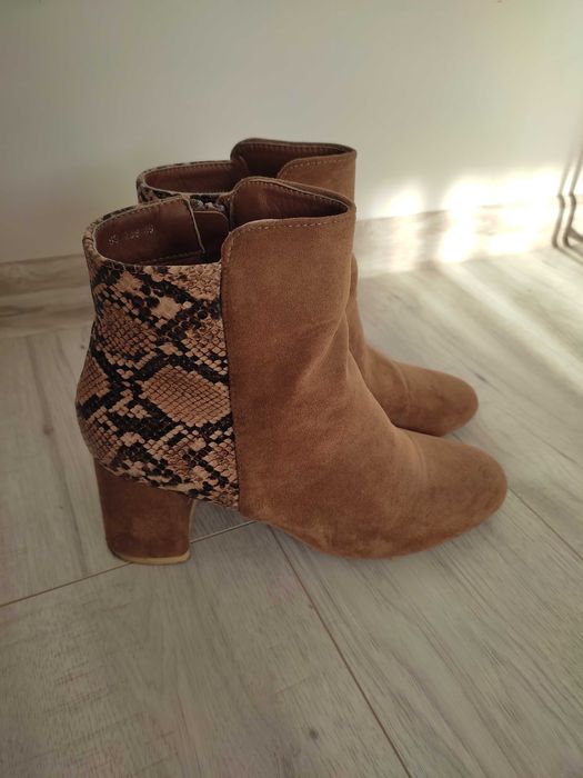 Karmelowe botki na słupku z motywem zwierzęcym roz 39