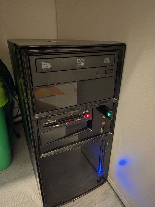 Computador com monitor teclado e rato