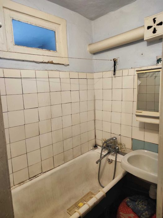 продам 3 кімн кв,3\5 цегла, Інгульский район,поруч кінотеатр Юность