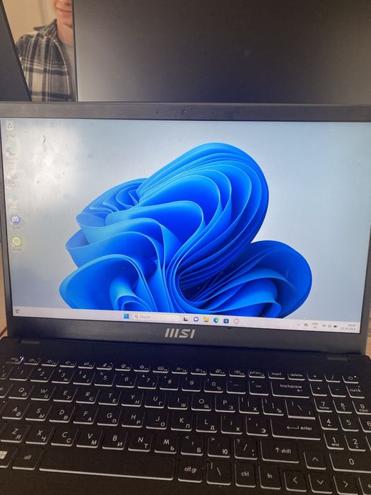 Ноутбук MSI з активованим windows 11