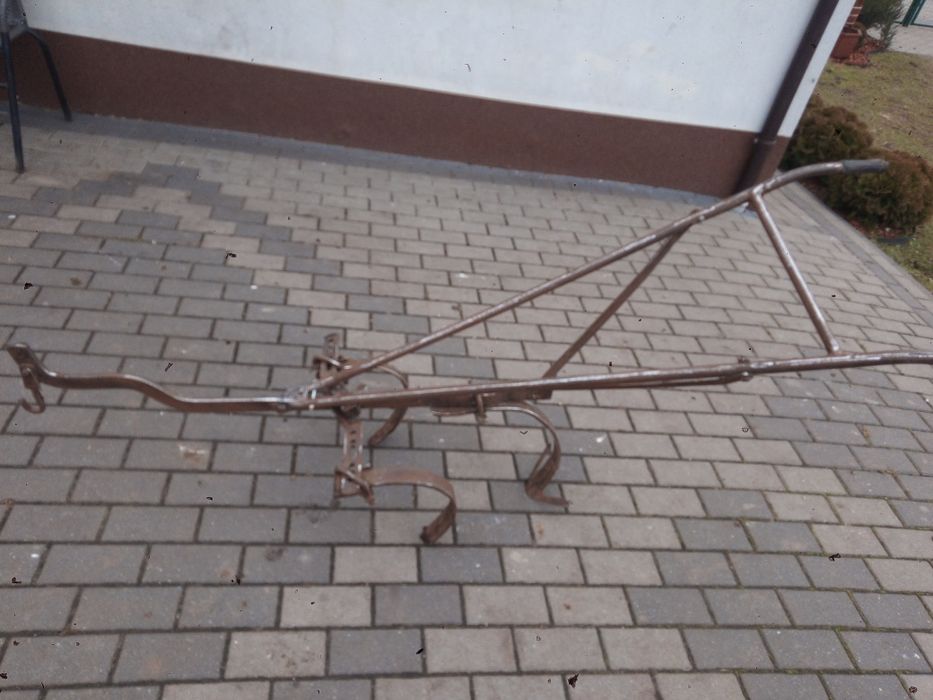 Zabytkowy drapak konny