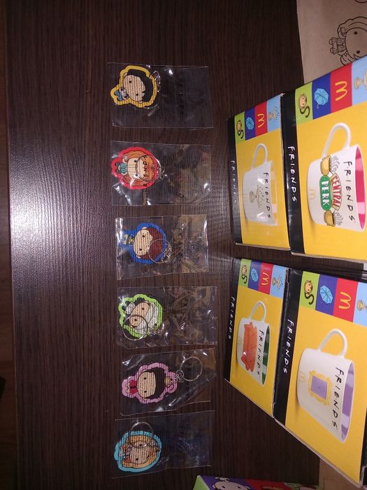 Komplet zestaw kubki figurki breloczki Friends Przyjaciele McDonald's