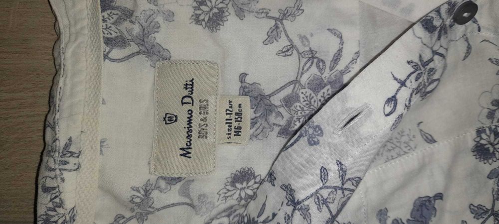 Camisa branca com estampado azul