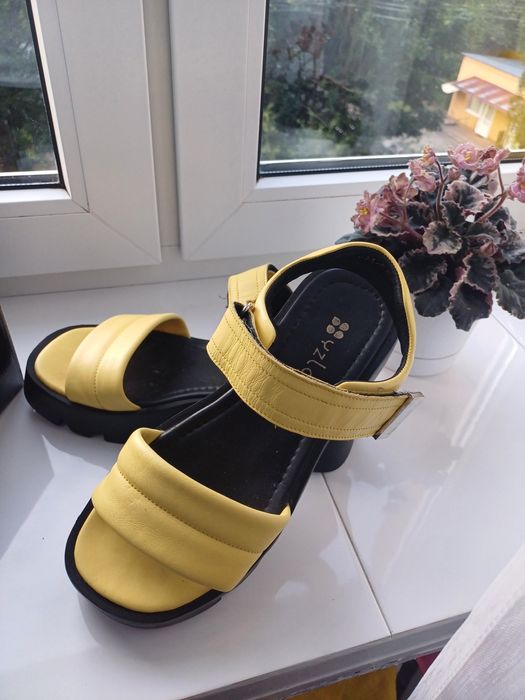 Босоніжки шкіряні.