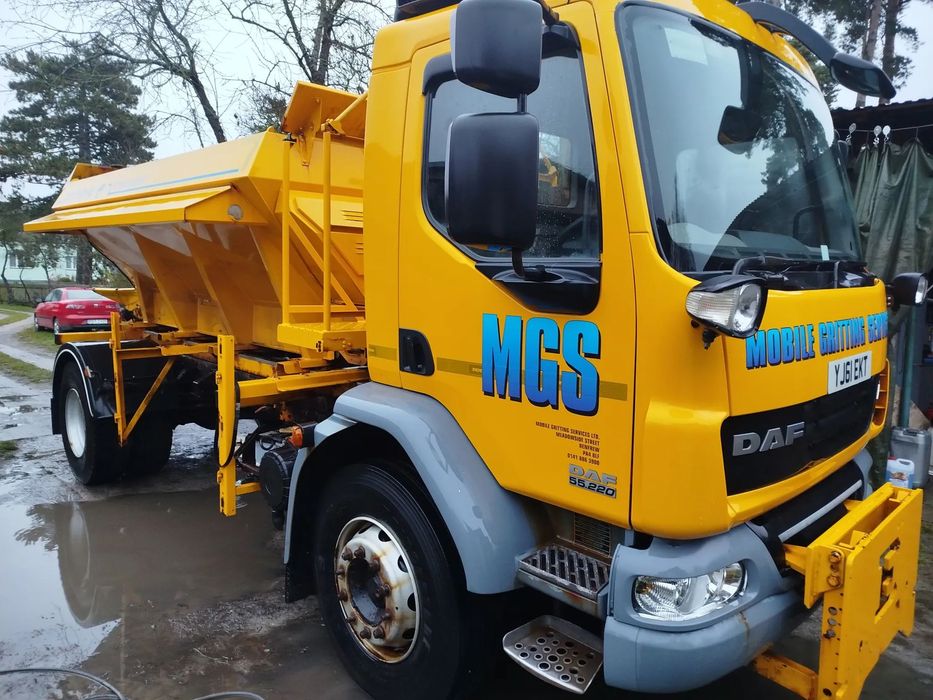 DAF LF 55 220 pługopiaskarka duże kola komunalny wywrotka hakowiec bramowiec  Plugopiaskra gritter Niski Przebieg Dostawa ECON Schmidt Stratos
