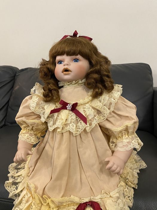 Boneca de porcelana antiga