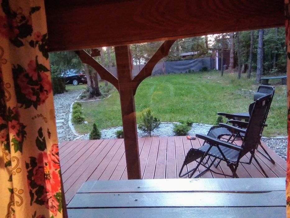 Domek nad zalewem na ogrodzonej działce.