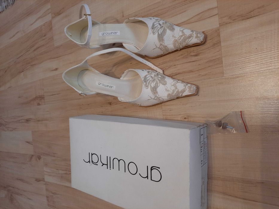 Nowe buty ślubne.