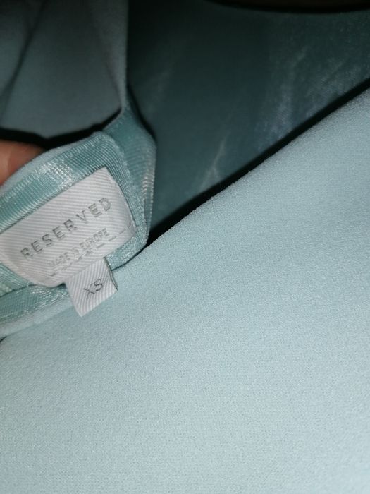 Miętowa sukienka Reserved xs na s falbanki