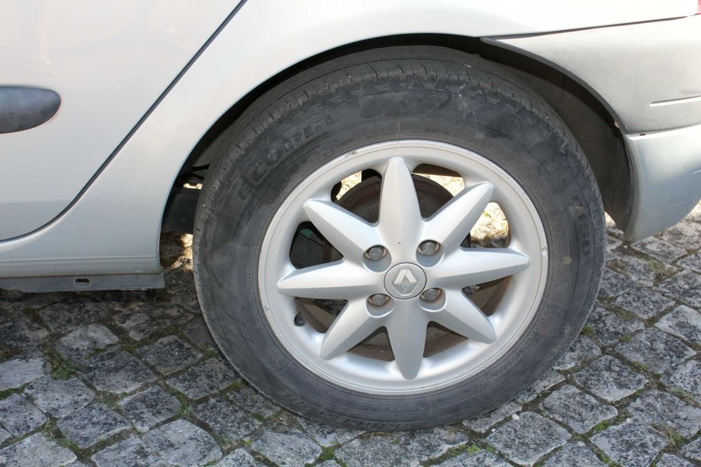 Renault Clio 1.2 (Ano 2000 / Mês 12) – Para Peças ou Reparação