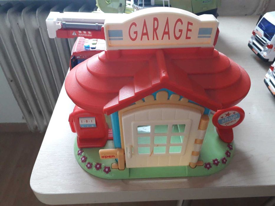 Детская игрушка: Гараж  у дома.