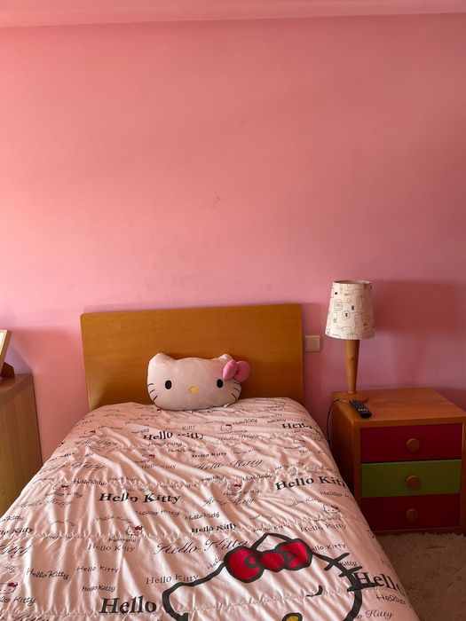 Cama de solteira com gavetas,colchão e mesinha de cabeceira