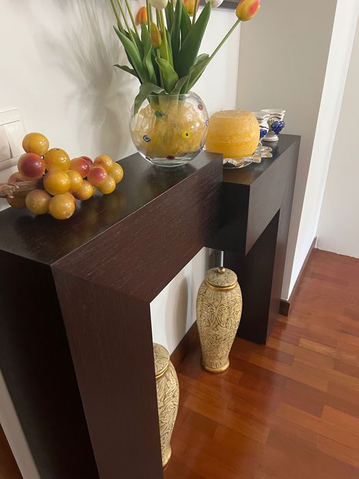 Consola / móvel de entrada castanho escuro com design assimétrico