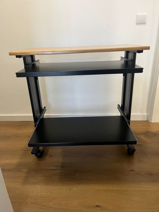 Secretária para computador e impressora.