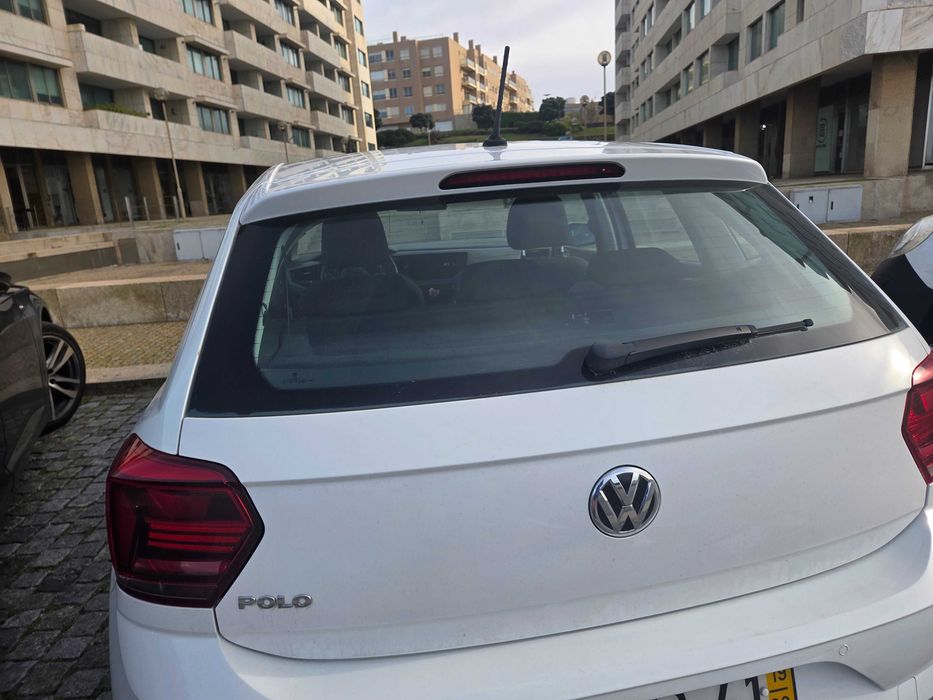 Carro VW polo como novo. Todos os serviços  realizados na marca.