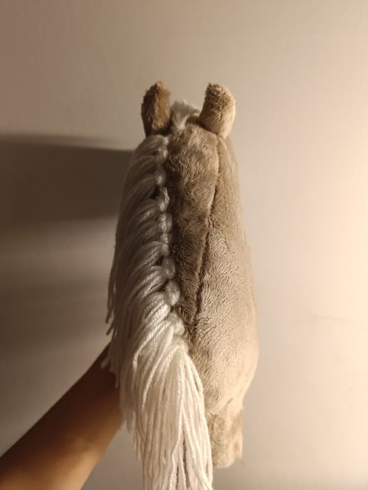 Konik hobby horse kremowy z odmianką na pyszczku