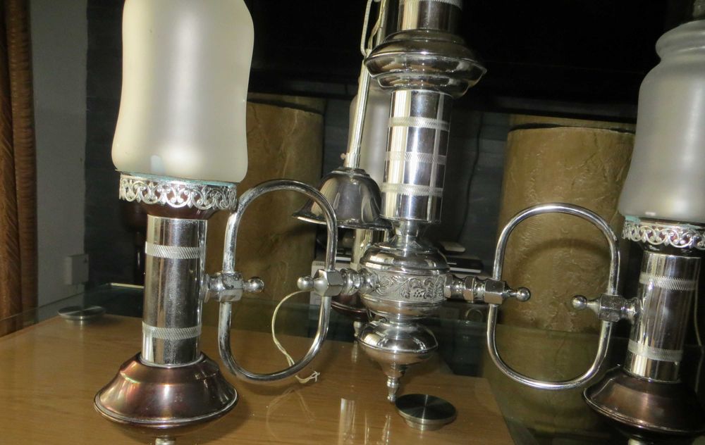 Candeeiro Vintage, armação em estanho, 3 Lâmpadas em copos vidro fosco