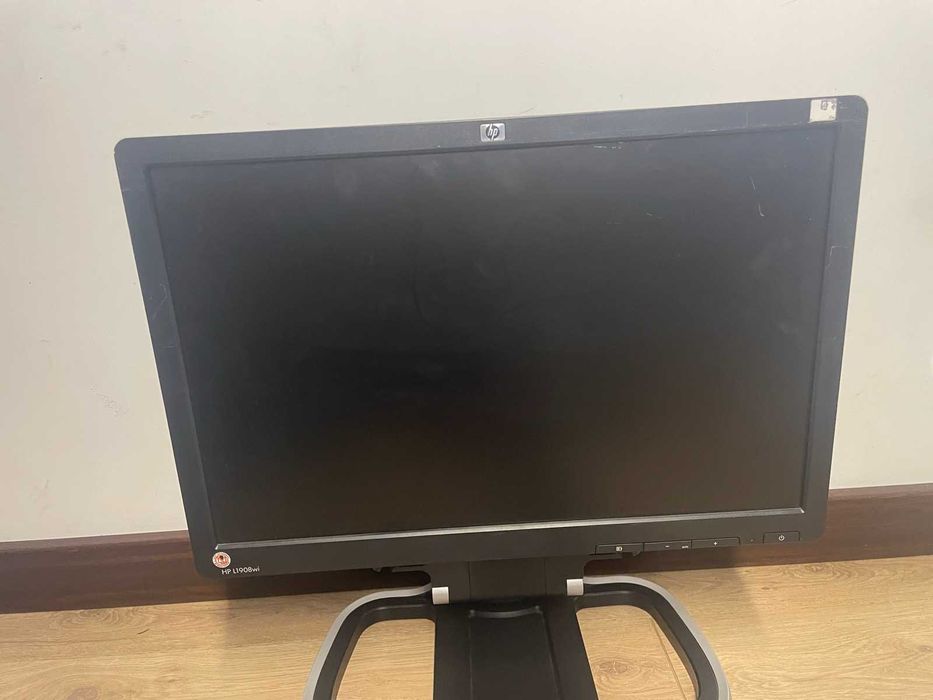 Monitor z podstawą tani