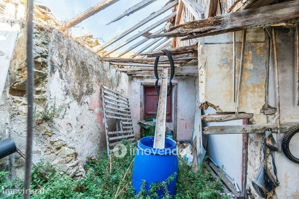 Moradia T1 em ruína, numa localização privilegiada, em Algés