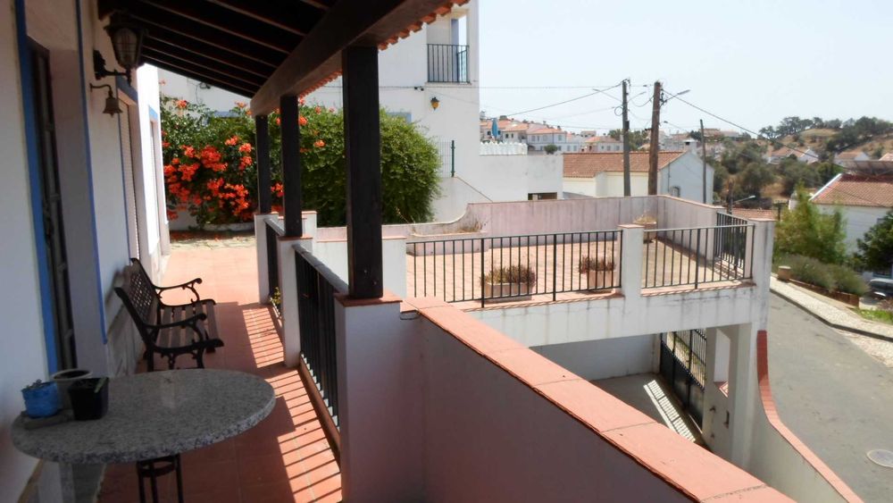 Moradia isolada, 3 pisos, 5 assoalhadas + 1.