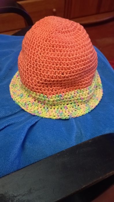 Chapéus e boinas em crochet, feito a mão