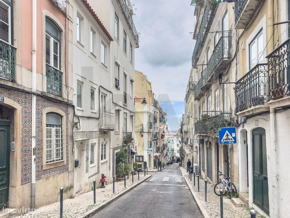 Vende-se T3 na Calçada de Santana com vista Rio Tejo e cidade Lisboa
