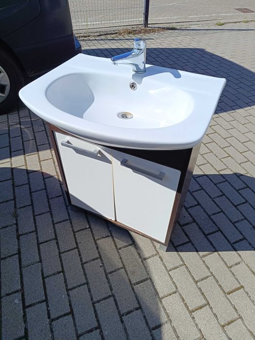 Szafka łazienkowa z umywalką i baterią