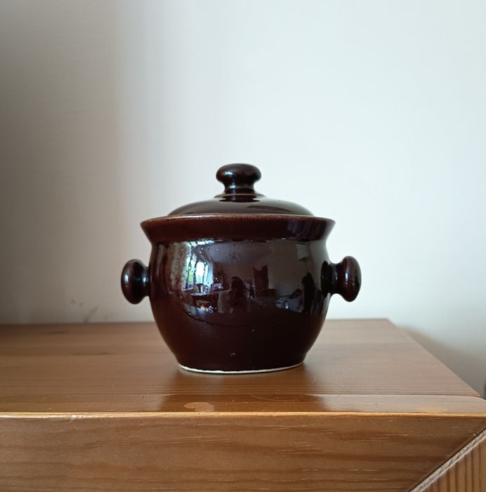Garnek kamionkowy szkliwiony z pokrywką PRL vintage 600 ml

Sprzedam brązowy garnek kamionkowy
