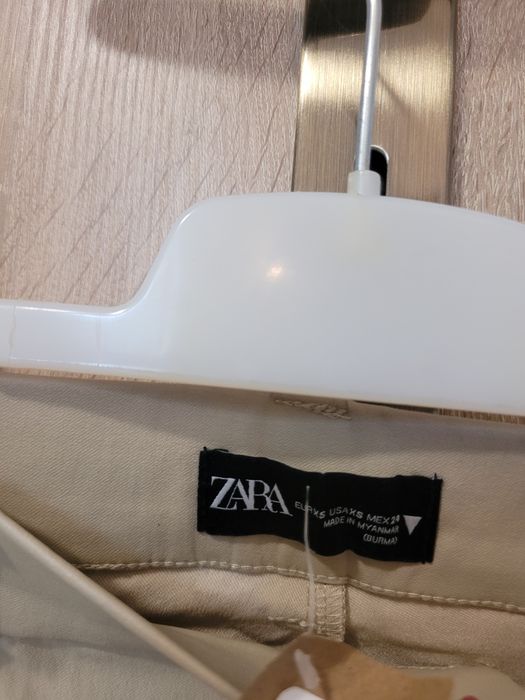 Zara woskowane spodnie beżowe