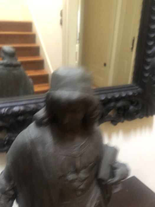 Estatueta em metal com base em madeira