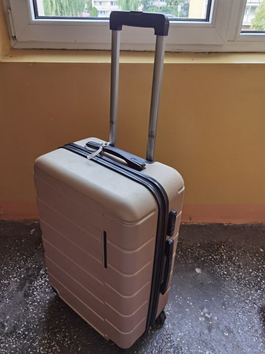 duża walizka rozsuwana rączka