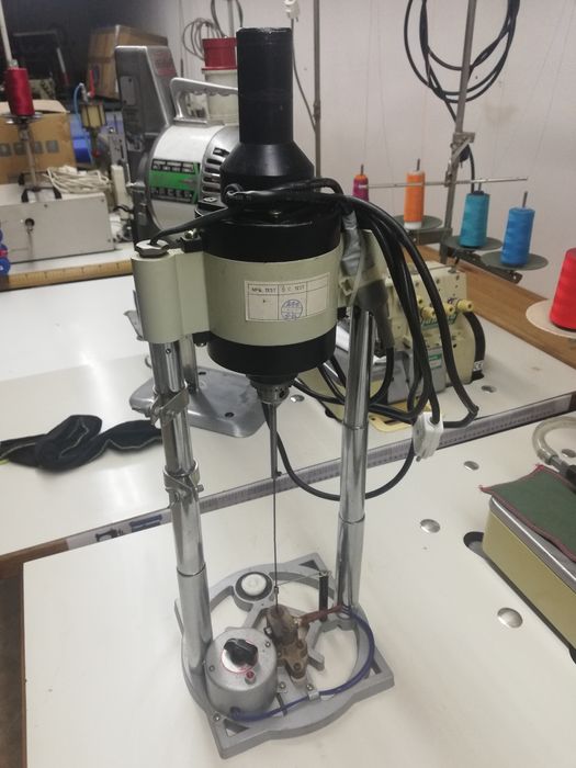 Maquina de corte de malhas ou tecidos km em bom estado