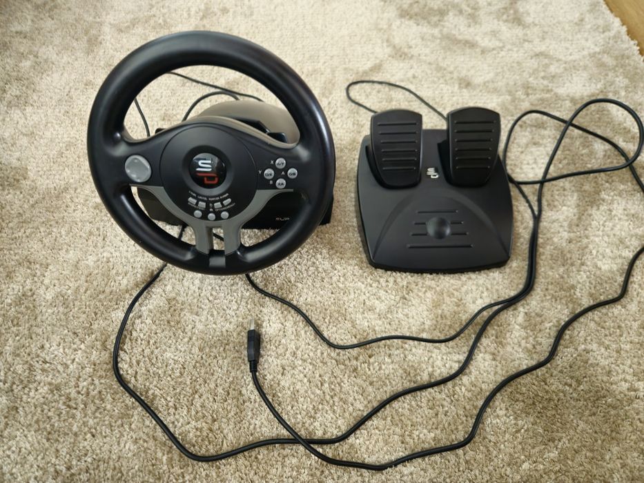 PS4 Pro + 2 comandos + volante + 3 jogos
