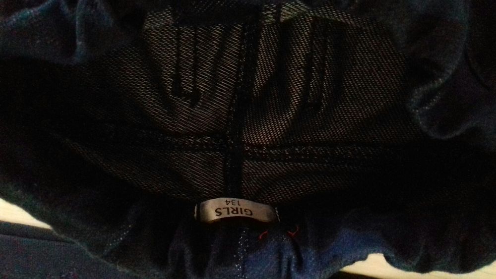 Spodnie moro dla bliźniaczek r. 134 +bluzki