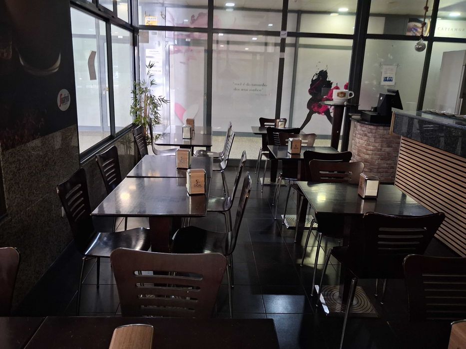 Loja Comercial com Snack-Bar instalado -Trespassar ou Arrendar