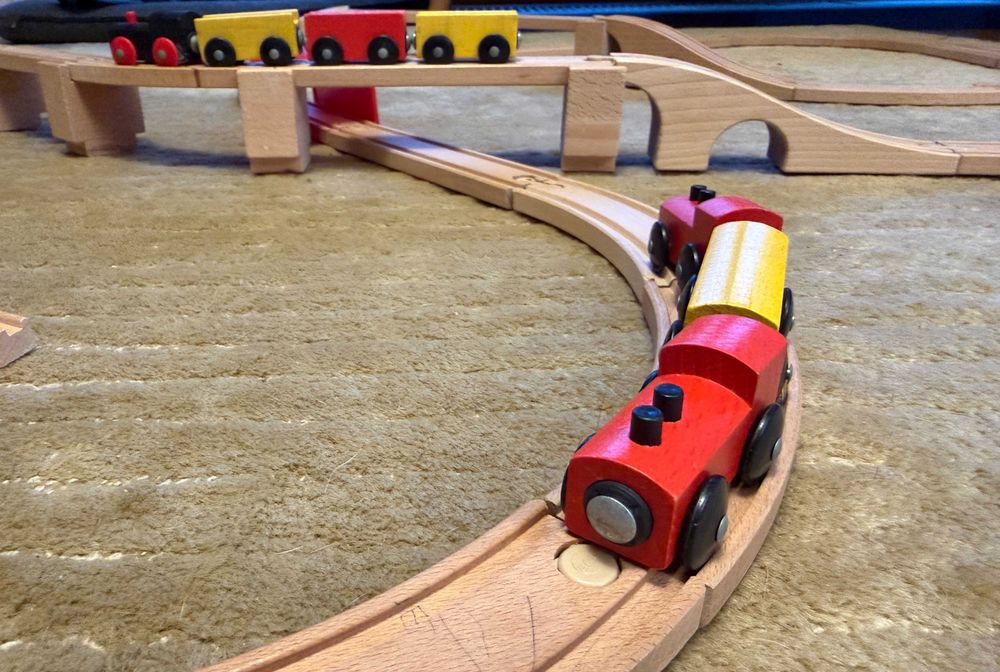 Drewniane tory i pociągi IKEA z pudełkiem zestaw